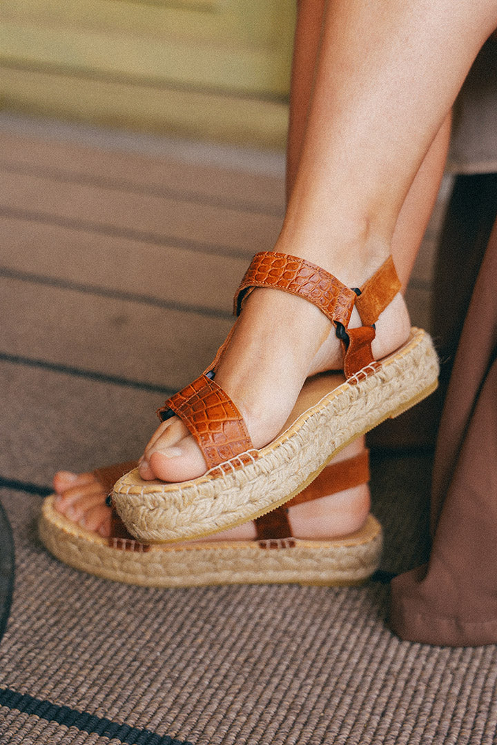 Sandalia Camel Textura escamas grandes